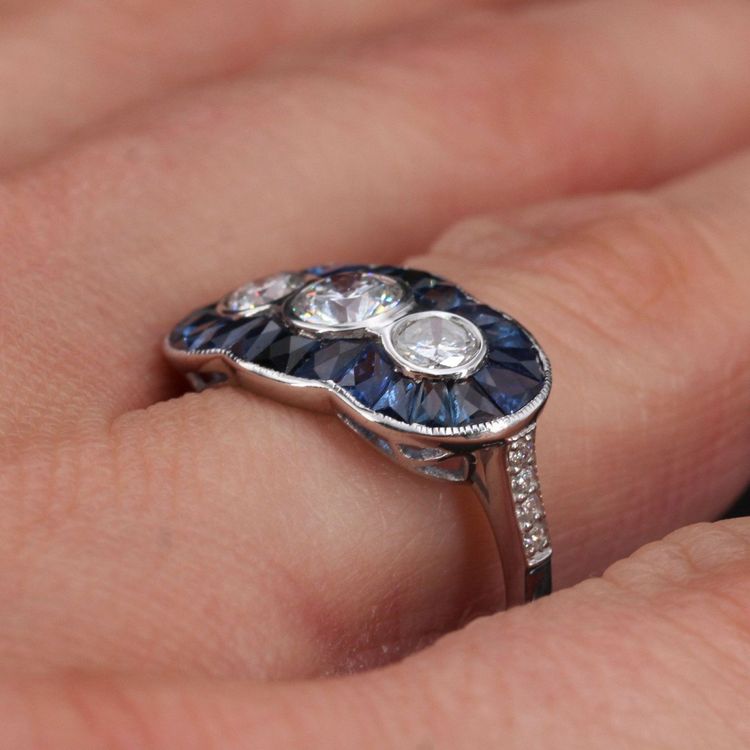 Bague Style Art Déco Saphirs Calibrés Et Diamants