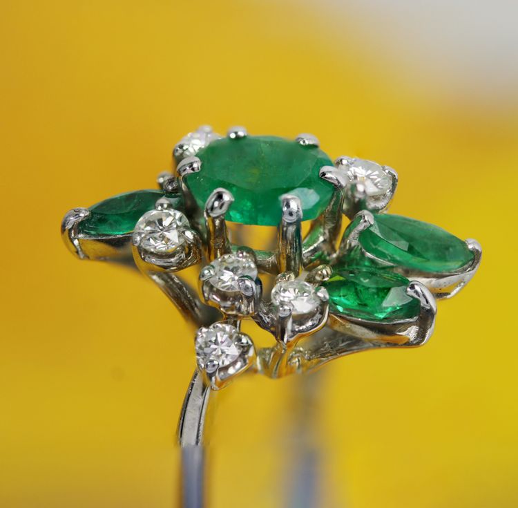 Anello vintage con smeraldo e diamante
