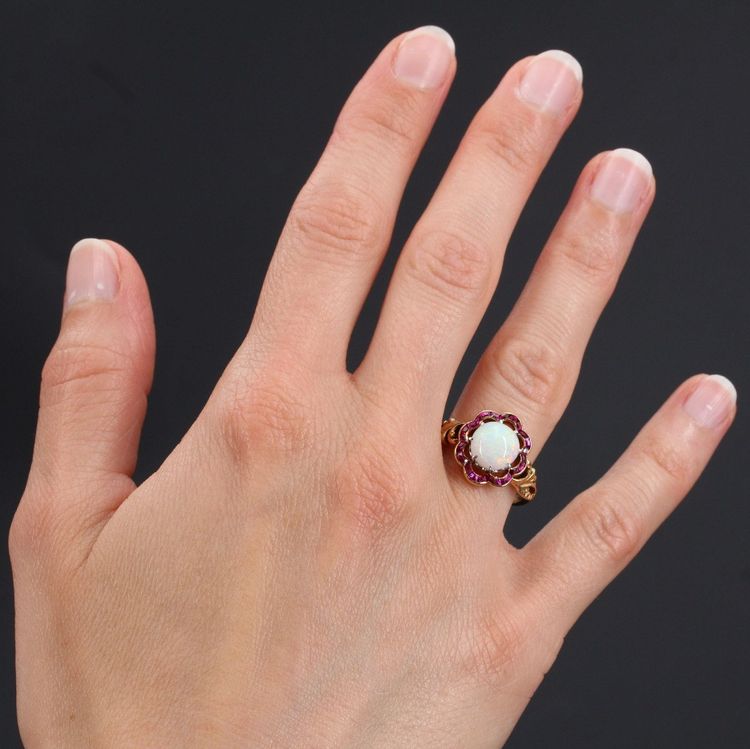 Anello antico con opale e rubino calibrato