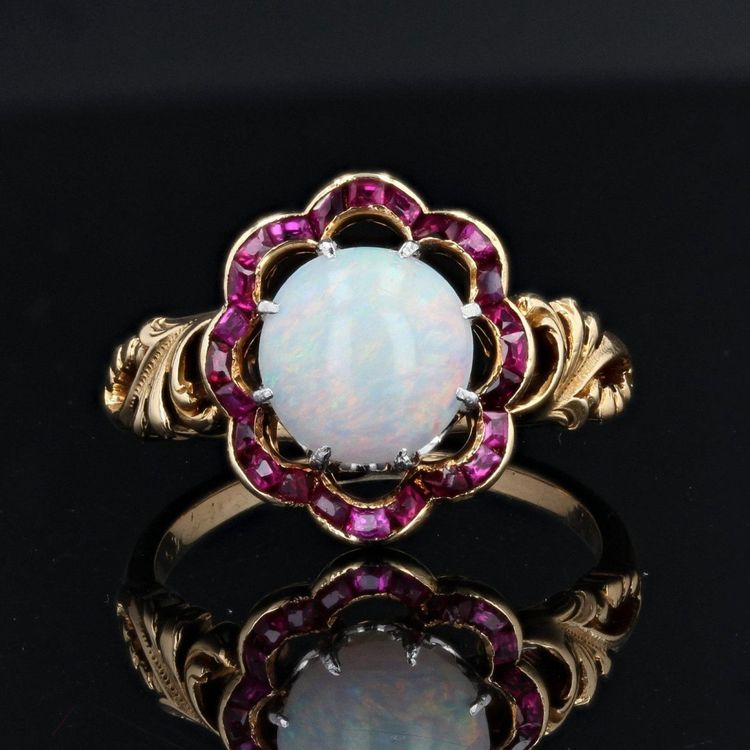 Anello antico con opale e rubino calibrato