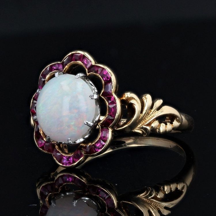 Anello antico con opale e rubino calibrato