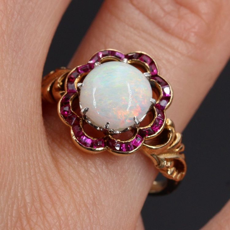 Anello antico con opale e rubino calibrato