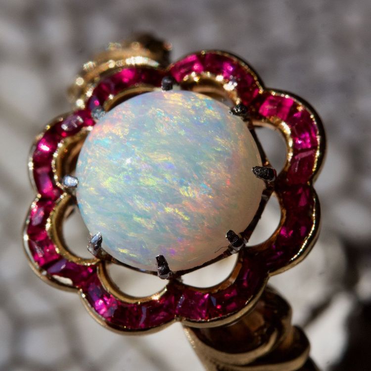 Anello antico con opale e rubino calibrato
