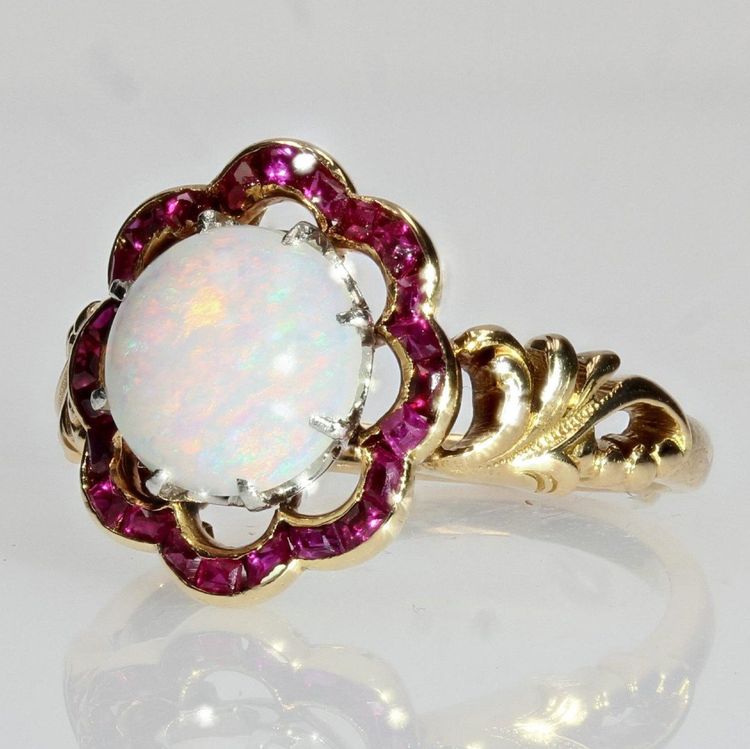 Anello antico con opale e rubino calibrato