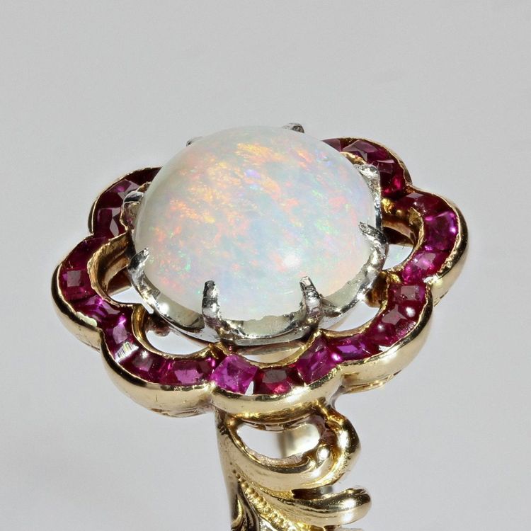 Anello antico con opale e rubino calibrato