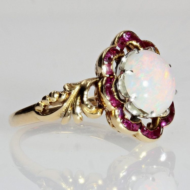 Anello antico con opale e rubino calibrato