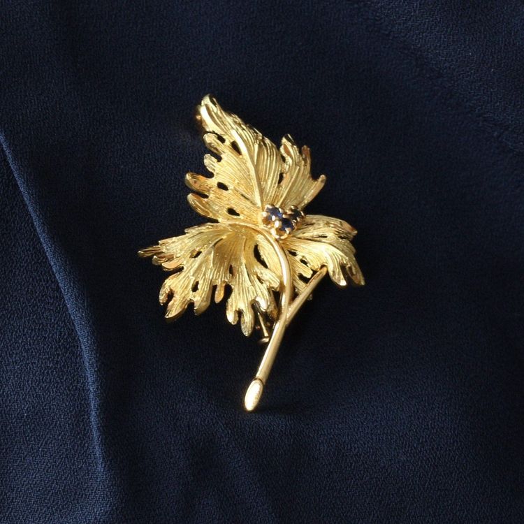 Blattgoldbrosche mit Saphiren