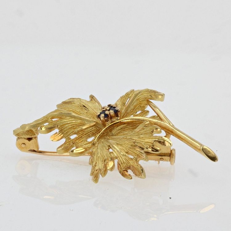 Blattgoldbrosche mit Saphiren