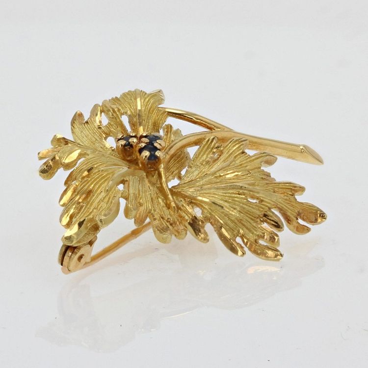 Blattgoldbrosche mit Saphiren