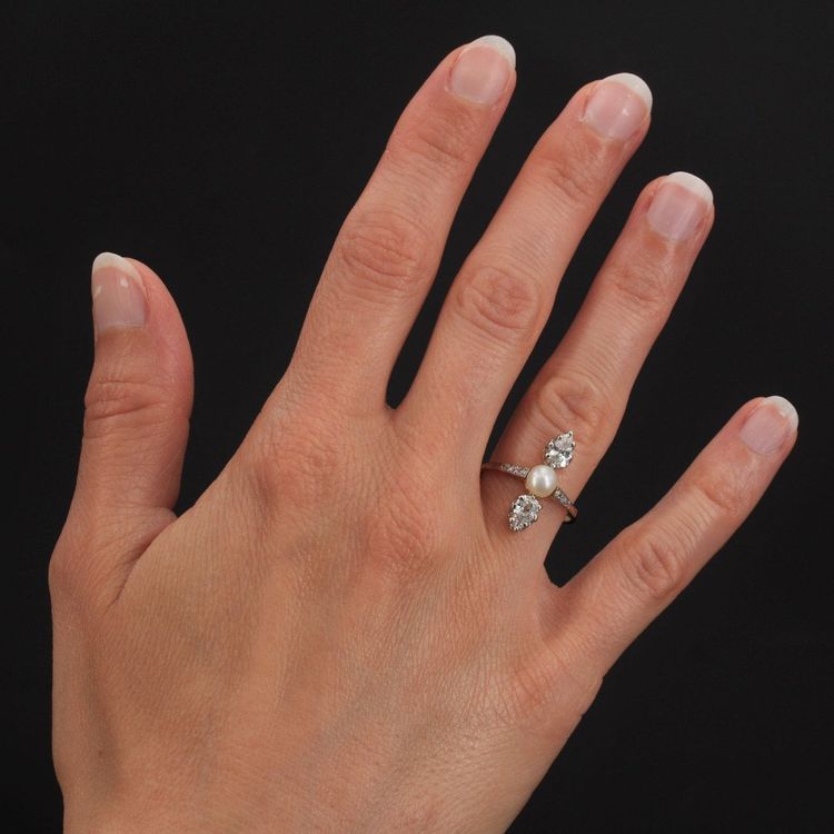 Antiker Ring mit feinen Perlen und birnenförmigen Diamanten