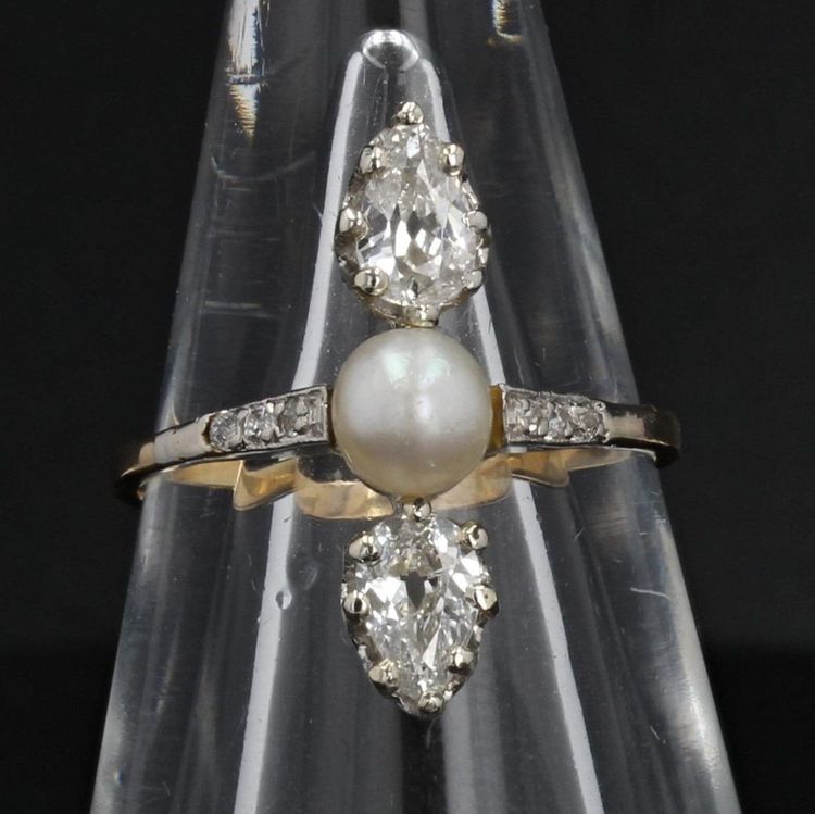 Antiker Ring mit feinen Perlen und birnenförmigen Diamanten