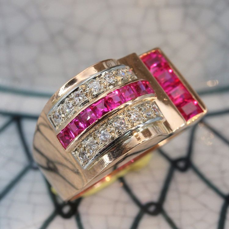 Asymmetrischer Panzerring mit Rubin und Diamanten