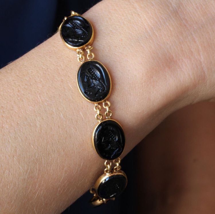 Bracelet En Or Et Intailles De Guerriers Casqués