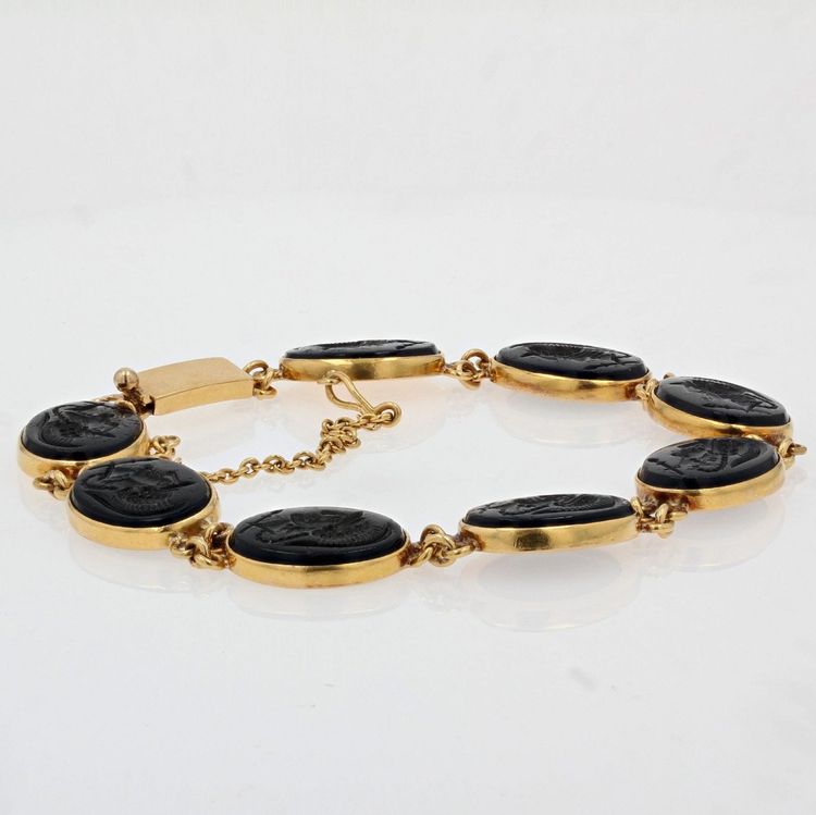 Bracelet En Or Et Intailles De Guerriers Casqués