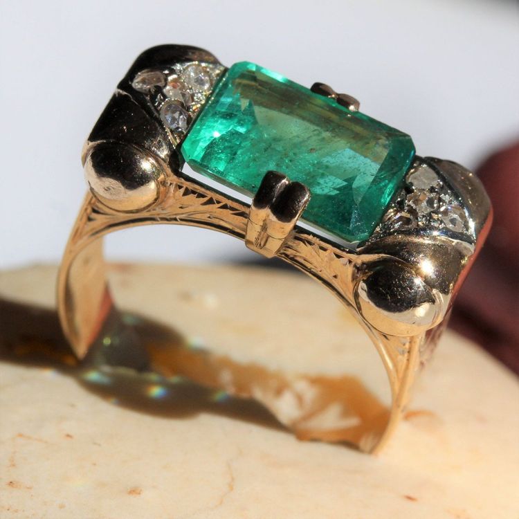 Anello Art Déco con smeraldo e diamanti