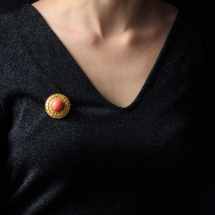 Broche Ancienne En Or Jaune Mat Et Sa Perle De Corail