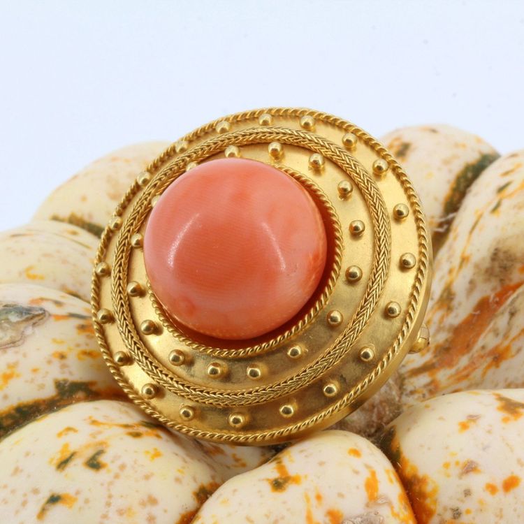 Broche Ancienne En Or Jaune Mat Et Sa Perle De Corail