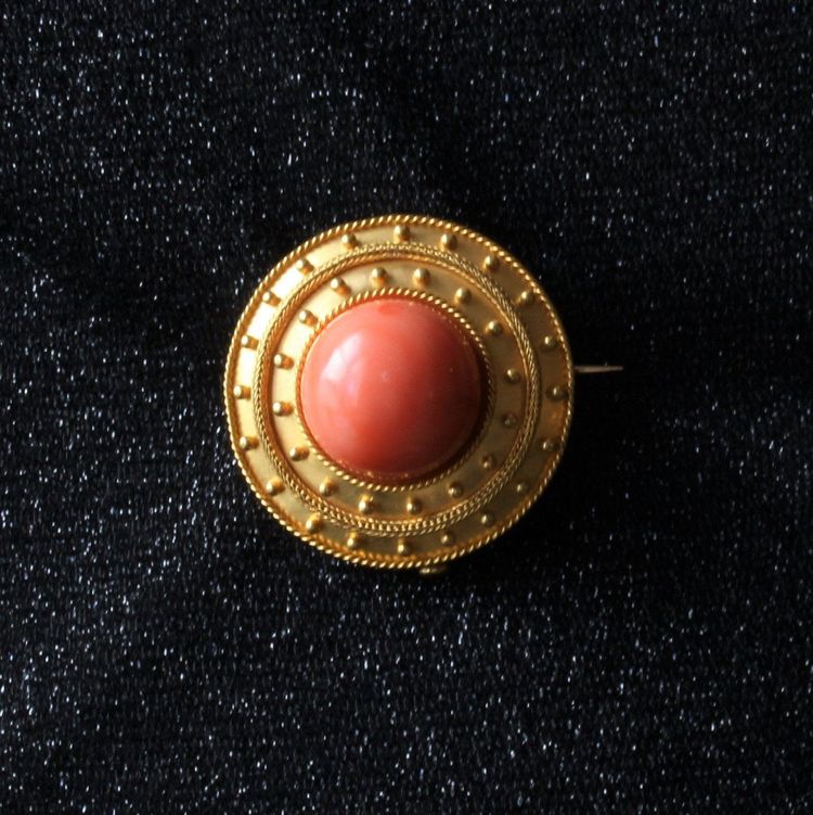 Broche Ancienne En Or Jaune Mat Et Sa Perle De Corail