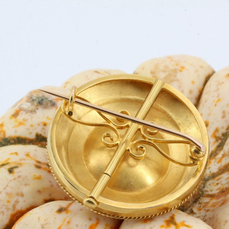 Broche Ancienne En Or Jaune Mat Et Sa Perle De Corail