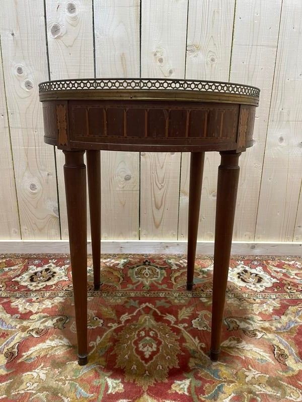 Table bouillotte de style Louis XVI en acajou et marbre.