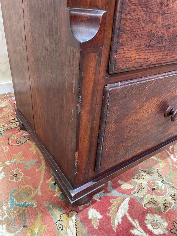Commode en chêne et placage de noyer style anglais 
