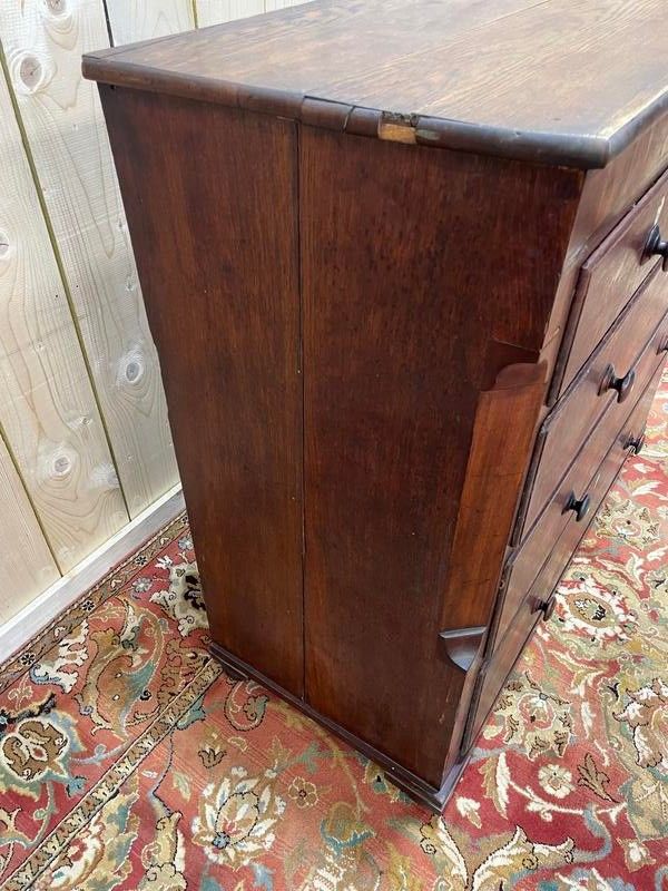 Commode en chêne et placage de noyer style anglais 