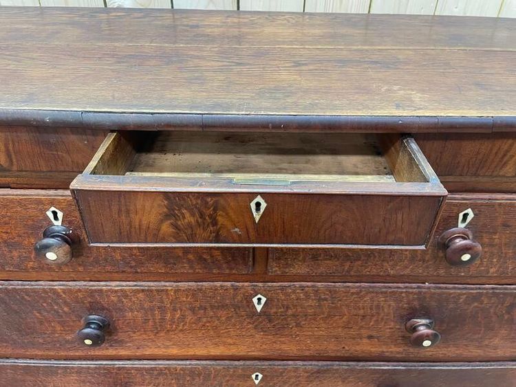 Commode en chêne et placage de noyer style anglais 