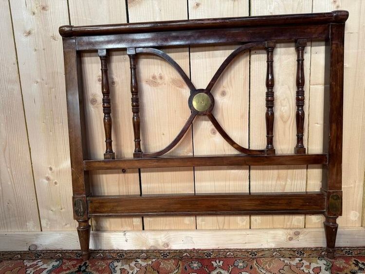 Letto per bambini in legno scuro e piatto di ottone