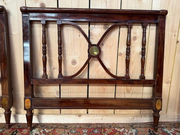 Letto per bambini in legno scuro e piatto di ottone