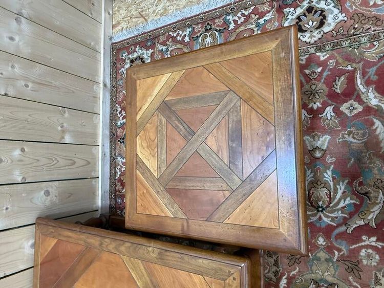 Couchtisch und Enden von Sofas im Louis XIII -Stil im Parquet