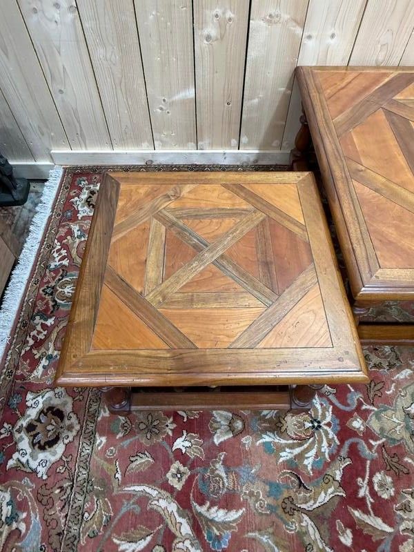 Couchtisch und Enden von Sofas im Louis XIII -Stil im Parquet