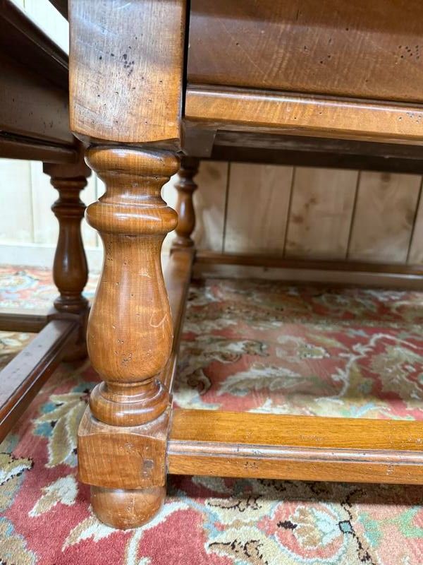 Couchtisch und Enden von Sofas im Louis XIII -Stil im Parquet