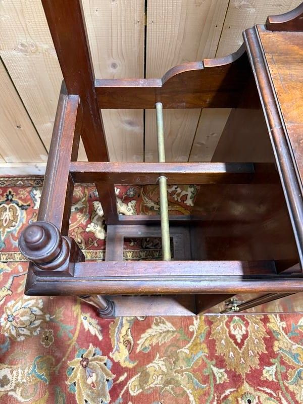 Englische Garderobe in soliden Mahagoni