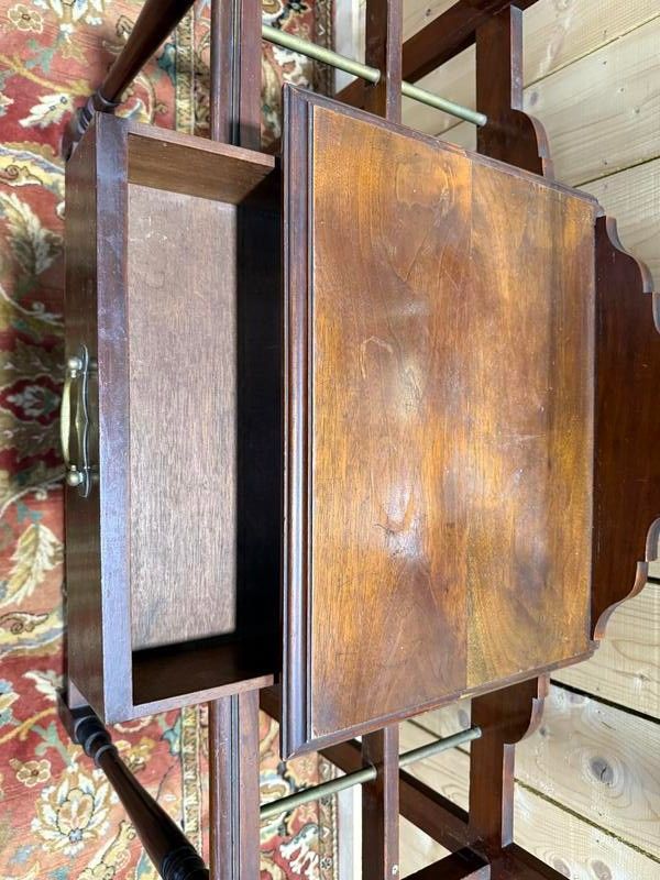Englische Garderobe in soliden Mahagoni