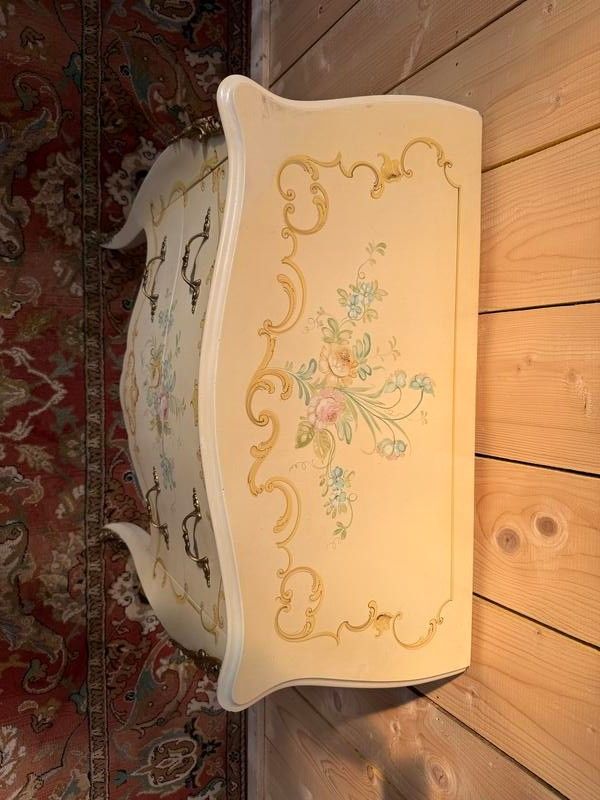 Commode peinte de style Louis XV d'enfant 