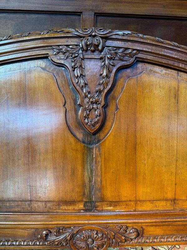 Lit corbeille  noyer sculpté de style Louis XVI
