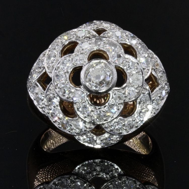 Bague Boule Ajourée d'Un Décor De Fleur Et Diamants