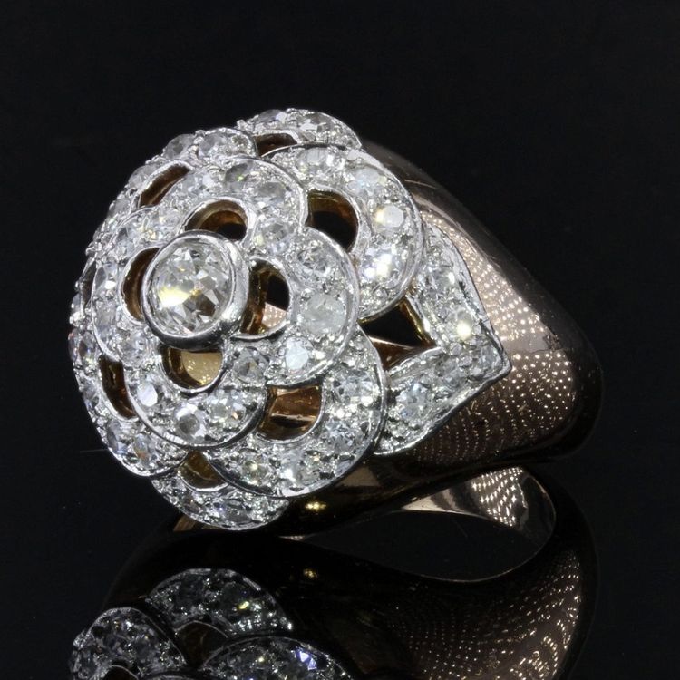 Bague Boule Ajourée d'Un Décor De Fleur Et Diamants