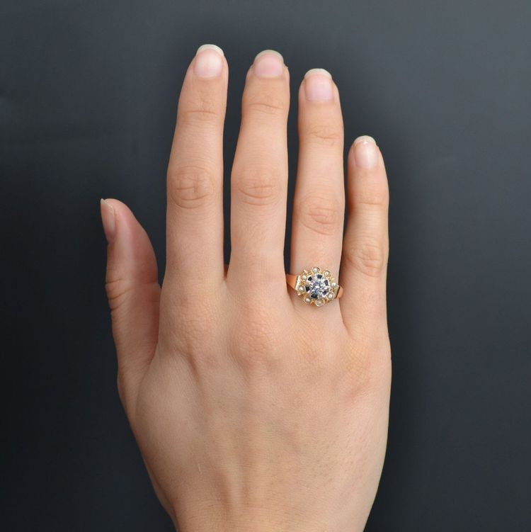 Anello antico con diamanti circondato da perle
