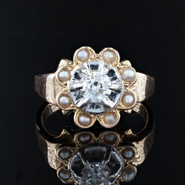 Anello antico con diamanti circondato da perle
