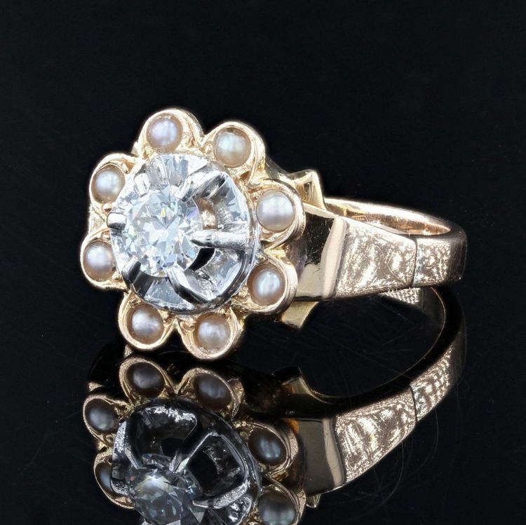 Anello antico con diamanti circondato da perle