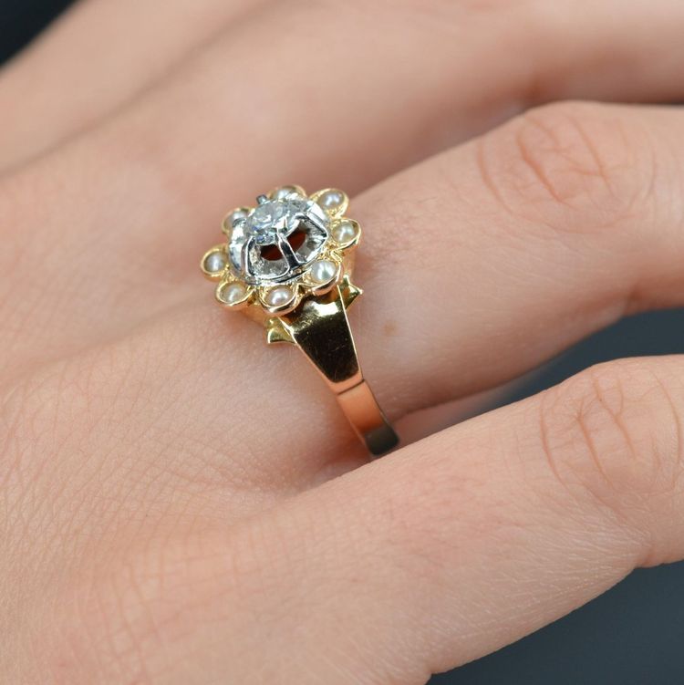 Anello antico con diamanti circondato da perle