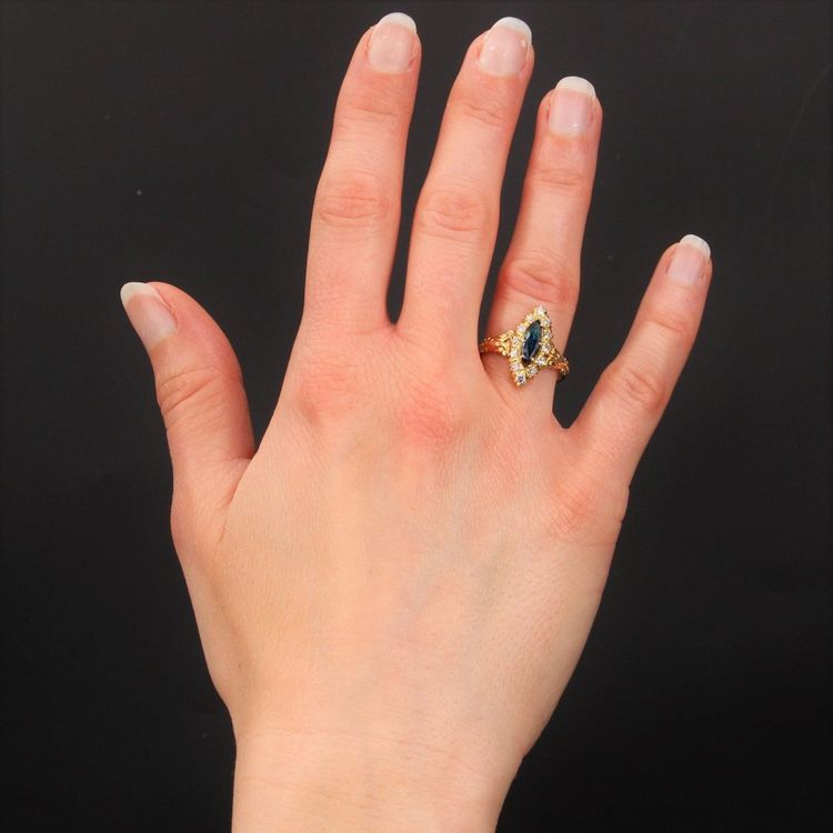 Navette-Ring aus Gold mit Saphir und Diamanten