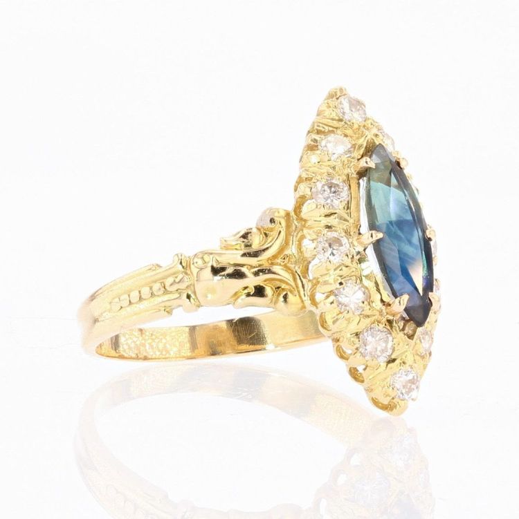Navette-Ring aus Gold mit Saphir und Diamanten