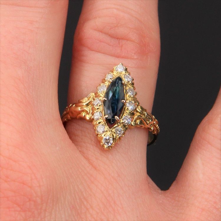Navette-Ring aus Gold mit Saphir und Diamanten