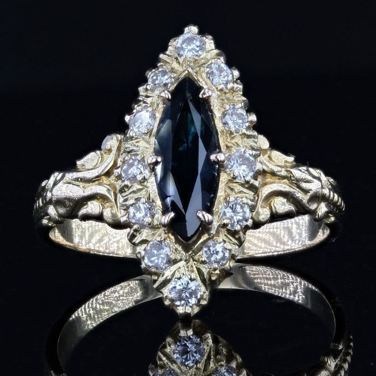 Navette-Ring aus Gold mit Saphir und Diamanten