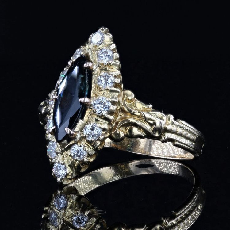 Navette-Ring aus Gold mit Saphir und Diamanten