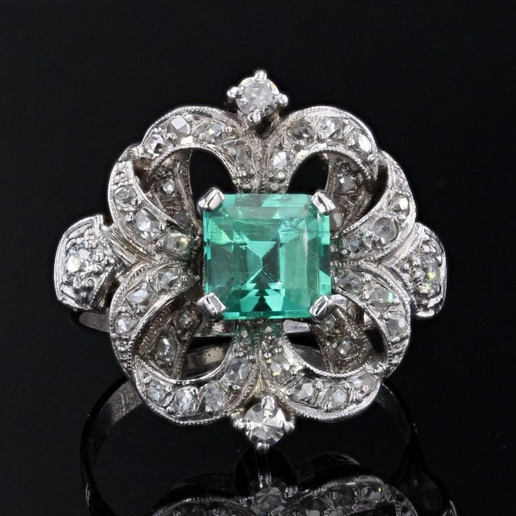 Anello in platino con diamanti e smeraldo