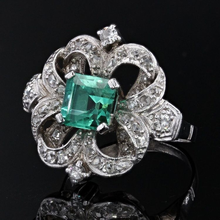 Anello in platino con diamanti e smeraldo
