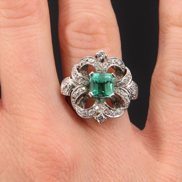 Anello in platino con diamanti e smeraldo